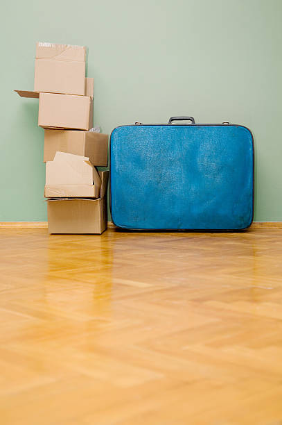 moving house - solitude loneliness hardwood floor box stock-fotos und bilder