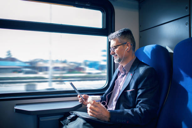 uomo d'affari che lavora e viaggia in treno - mobility working digital tablet people foto e immagini stock