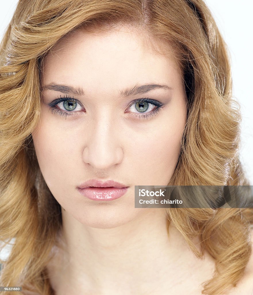 Giovane bella donna con i capelli biondi - Foto stock royalty-free di Accudire