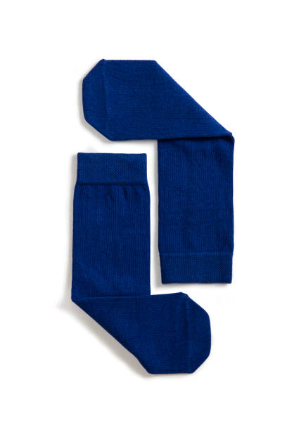 calcetines de algodón azul aislado en fondo blanco - sock wool multi colored isolated fotografías e imágenes de stock