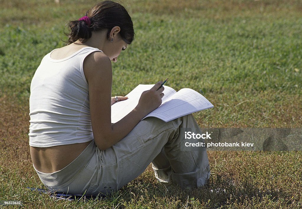 Schüler Mädchen lesen notebook auf Gras - Lizenzfrei Akademisches Lernen Stock-Foto