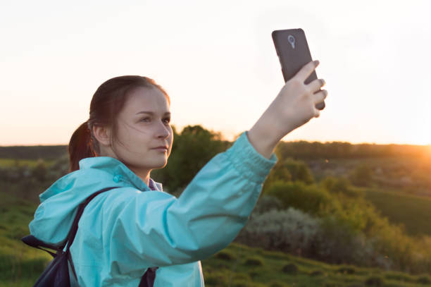 caminhadas viagem mochila do sol selfie vender telefone - wayfaring - fotografias e filmes do acervo