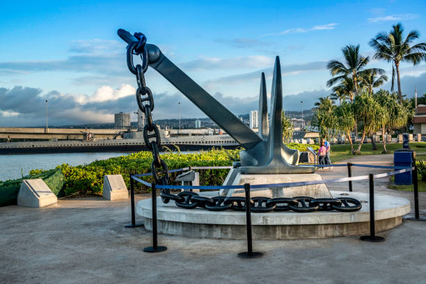 ancre récupéré récupérés de coulés affichage de o cuirassé uss arizona à pearl harbor memorial à oahu, hawaii - named military ship photos et images de collection