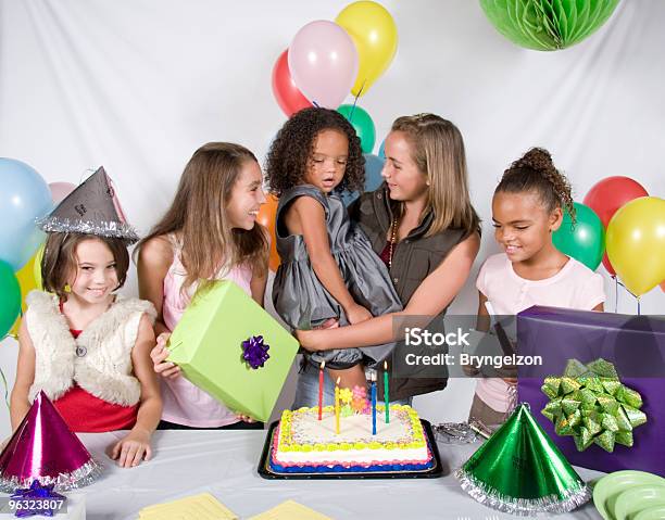 Gruppe Von Kindern Am Geburtstag Party Stockfoto und mehr Bilder von 4-5 Jahre - 4-5 Jahre, 6-7 Jahre, 8-9 Jahre