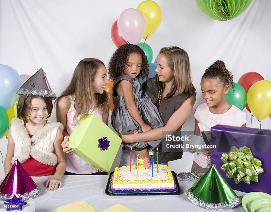 Grupo de crianças em festa de aniversário - Foto de stock de 4-5 Anos royalty-free