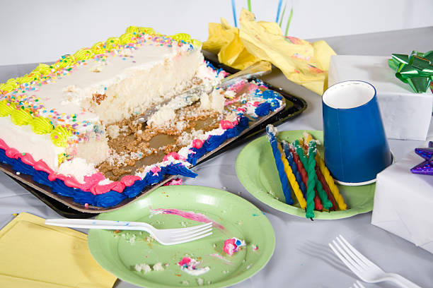 Birthday cake buffet with traditional cakes. One cake with yellow frosting and red decoration has the handwritten words „Happy Birthday“ on it.