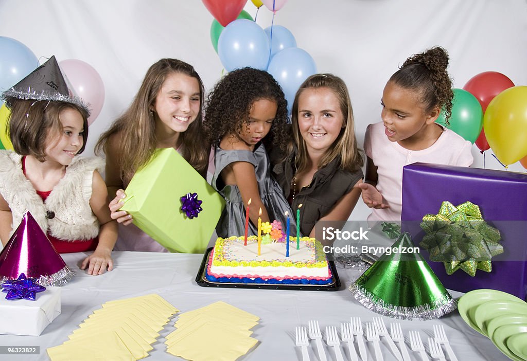 Soprando as velas de aniversário - Foto de stock de 4-5 Anos royalty-free