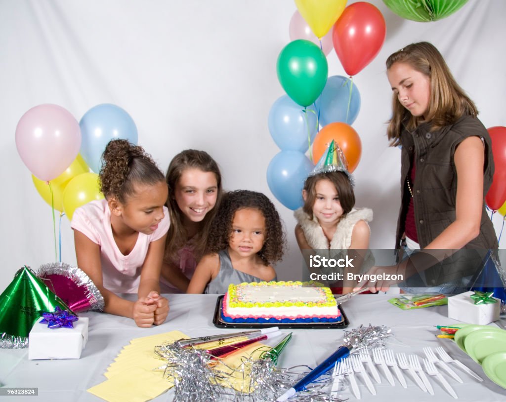 Taglio della torta di compleanno - Foto stock royalty-free di 6-7 anni