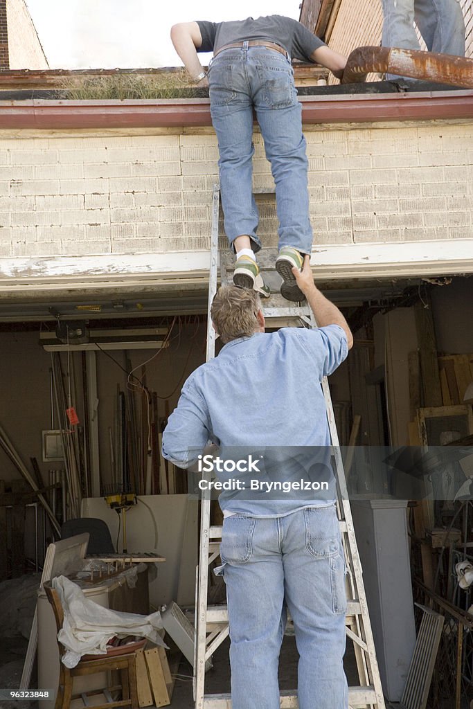 Nenhum dos pés não tocar o Rung de escada - Foto de stock de Escada - Objeto manufaturado royalty-free