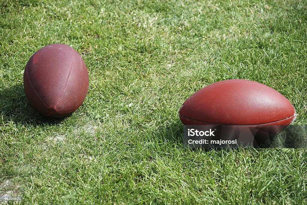 Football sur le terrain de sport - Photo de Ballon de football américain libre de droits