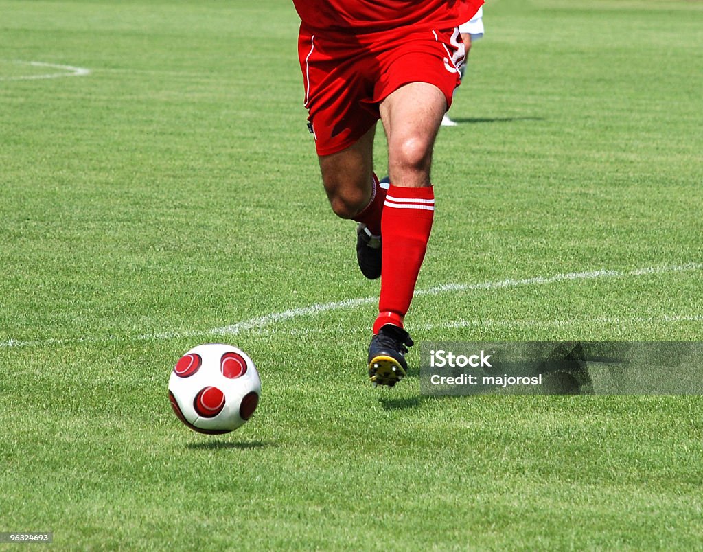 Joueur de soccer courir après le ballon - Photo de Adulte libre de droits