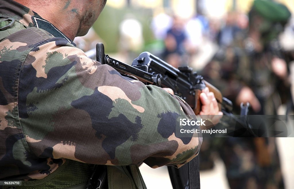 soldier con machine gun - Foto de stock de Soldado - Ejército de Tierra libre de derechos