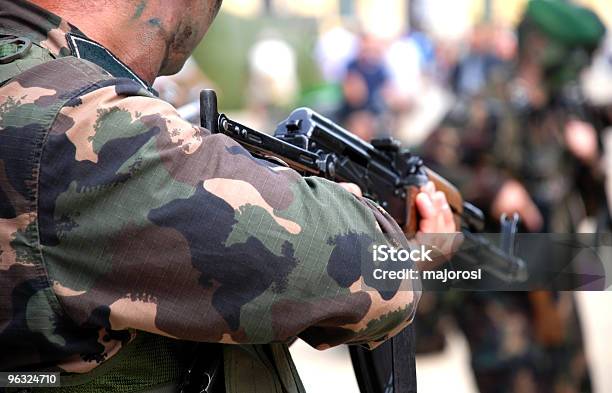Soldier Con Machine Gun Foto de stock y más banco de imágenes de Soldado - Ejército de Tierra - Soldado - Ejército de Tierra, AK-47, Adulto