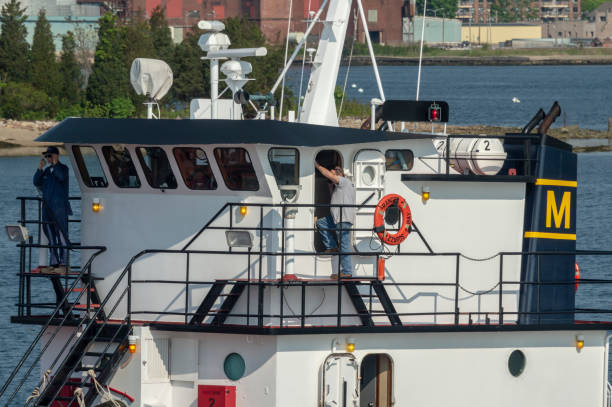 мост массачусетс морской академии учебное судно ranger, как она приближается нью-бедфорд ураган барьер - pilothouse стоковые фото и изображения