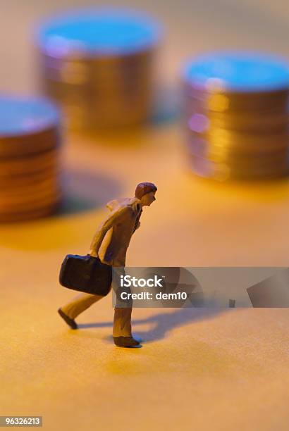 Hombre Figura Con Monedas Foto de stock y más banco de imágenes de Actividades bancarias - Actividades bancarias, Bien vestido, Color - Tipo de imagen