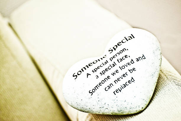 em memória de: "alguém especial". uma pessoa especial. - heart shape loneliness women praying - fotografias e filmes do acervo
