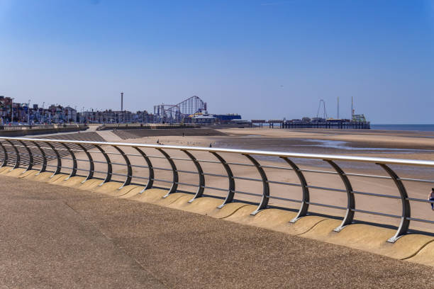 пляж блэкпул с набережной - rollercoaster blackpool england pleasure beach стоковые фото и изображения