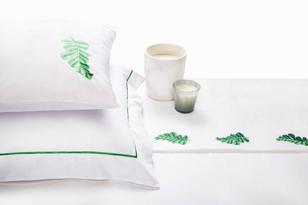 luxe accessoires intérieurs maison isolés sur fond blanc - pillow cushion embroidery homewares photos et images de collection