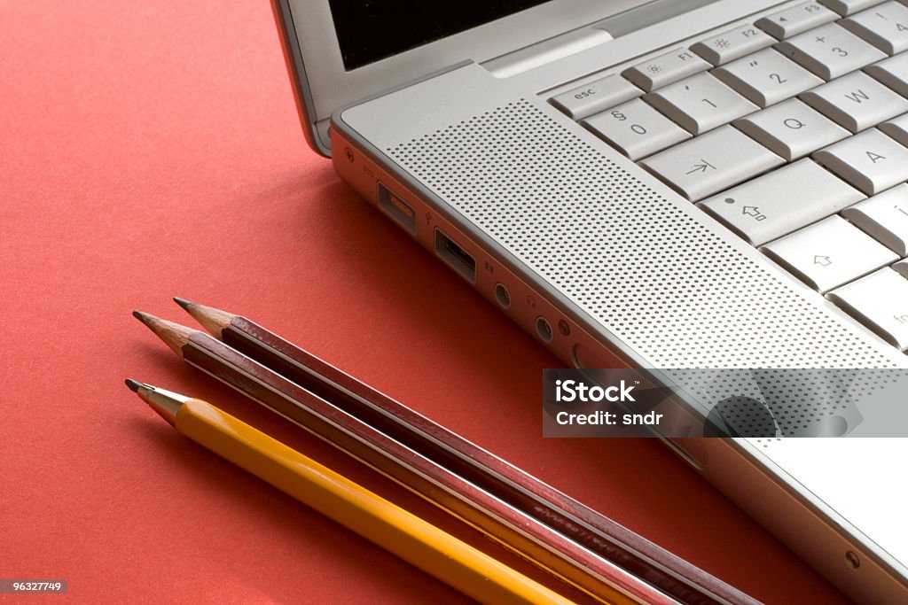 Laptop e lápis - Foto de stock de Computador royalty-free