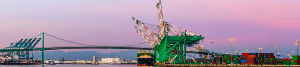 貨物コンテナー港、カリフォルニア州ロングビーチ - vincent thomas bridge ストックフォトと画像