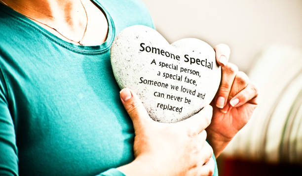 en memoria de: "alguien especial". una persona especial. - heart shape loneliness women praying fotografías e imágenes de stock