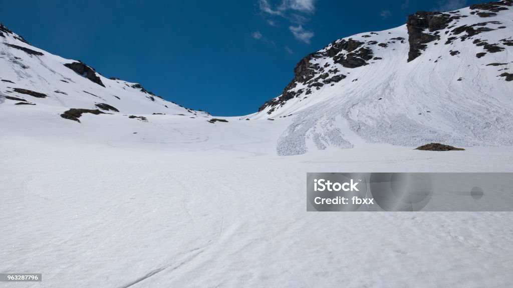 Los Alpes en primavera, estación de esquí de día soleado paisaje nevado, altas cumbres en el peligro de avalancha, arco alpino. - Foto de stock de Paisaje no urbano libre de derechos