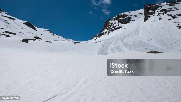 Los Alpes En Primavera Estación De Esquí De Día Soleado Paisaje Nevado Altas Cumbres En El Peligro De Avalancha Arco Alpino Foto de stock y más banco de imágenes de Paisaje no urbano