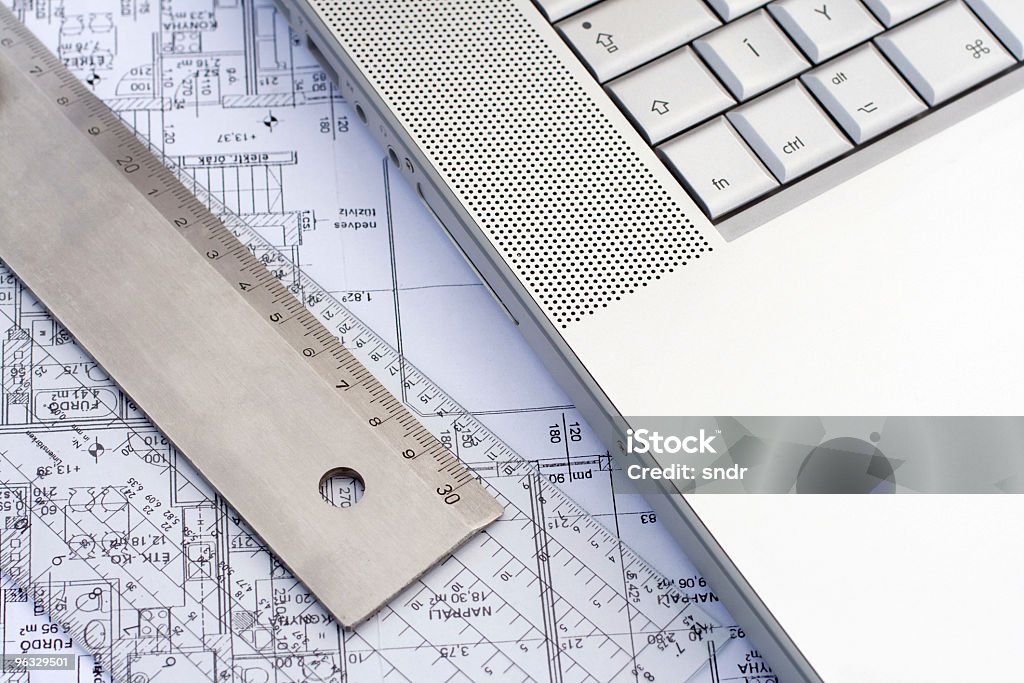 Ноутбук и инструменты на План здания - Стоковые фото Архитектор роялти-фри