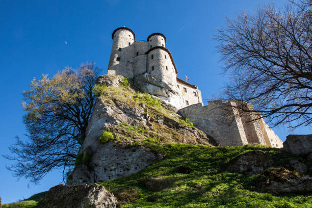 ruins of a gothic castle and hotel in bobolice, poland. castle in the village of bobolice, jura krakowsko-czestochowska. the trail of the eagle's nests. built during the reign of  kazimierz wielki. - lamp lighting equipment light reading imagens e fotografias de stock