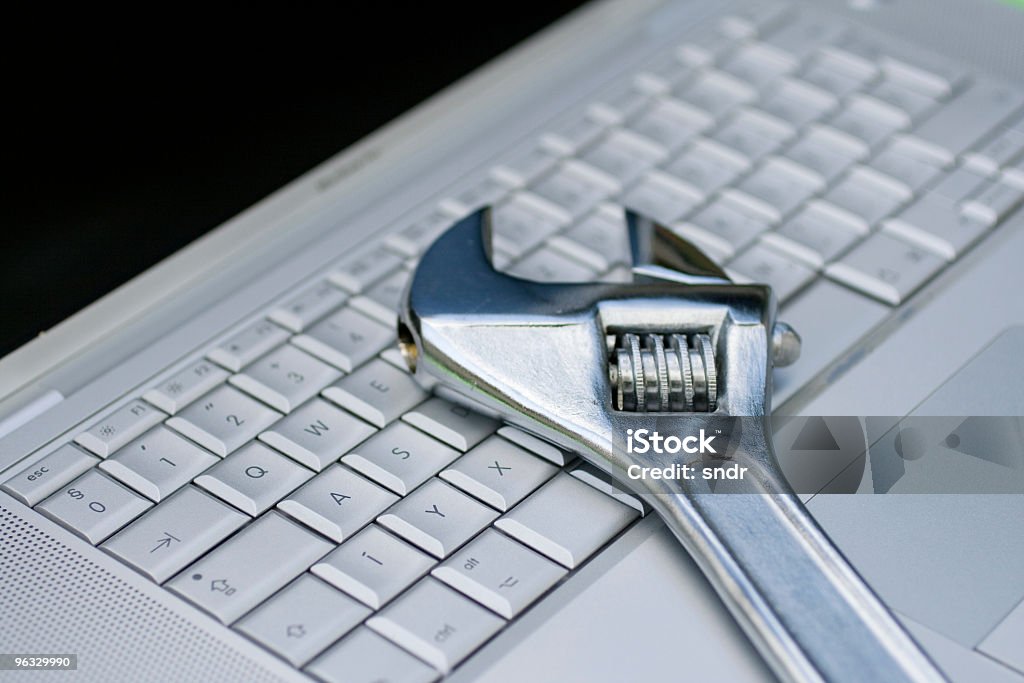 Chave inglesa em um laptop - Foto de stock de A caminho royalty-free