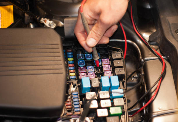 istock Technicain checking car fuse by lamp tester which nagative pole of lamp tester connected with car frame and positive pole measure at seconda 963307962