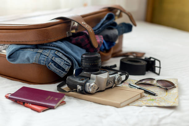 準備休暇スーツケース - travel passport suitcase journey ストックフォトと画像