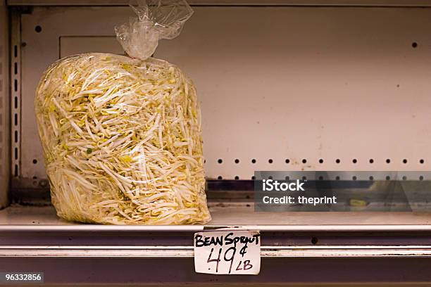 Triste Sprouts - Fotografias de stock e mais imagens de Antigo - Antigo, Apodrecer, Banca de Mercado