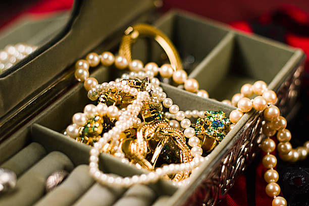pequena caixa de glitter - brooch gold jewelry old fashioned imagens e fotografias de stock