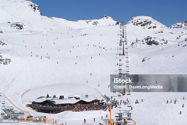 Foto de Céu Resort De Esqui Nos Alpes Austríacos e mais fotos de stock de Teleférico - Meio de Transporte - Teleférico - Meio de Transporte, Esqui - Esqui e snowboard, Férias na neve