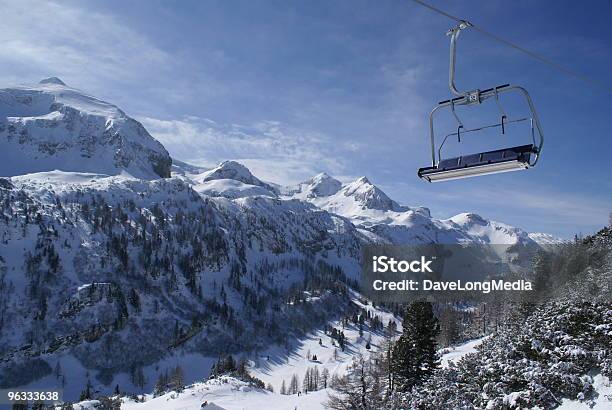 Un Ascensor De Esquí En Los Alpes Foto de stock y más banco de imágenes de Telesilla - Telesilla, Actividad después de esquiar, Aire libre