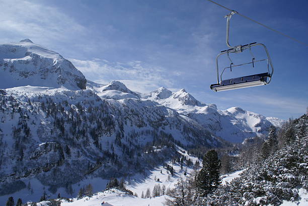 teleférico de esqui nos alpes - bench winter snow mountain - fotografias e filmes do acervo