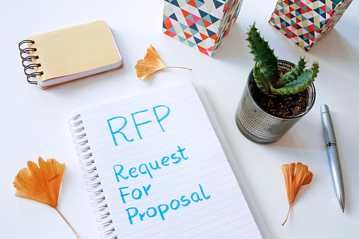 RFP solicitud para propuesta escrito en el cuaderno photo