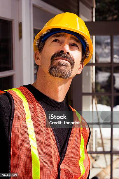 Das Überprüfen Der Fortschritte Stockfoto und mehr Bilder von Bauarbeiter - Bauarbeiter, Fragen, Blick nach oben