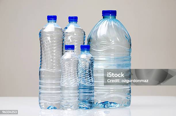 Botellas De Agua Mineral De Cortesía Foto de stock y más banco de imágenes de Agua potable - Agua potable, Botella de agua, Fondos