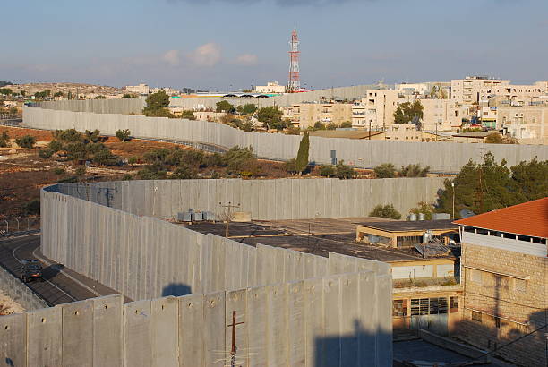 israel barreira de segurança na borda de belém - muro da cisjordânia fotos - fotografias e filmes do acervo