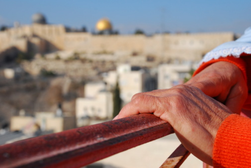 Woman's hands on baranda con vista a la ciudad vieja de jerusalén photo