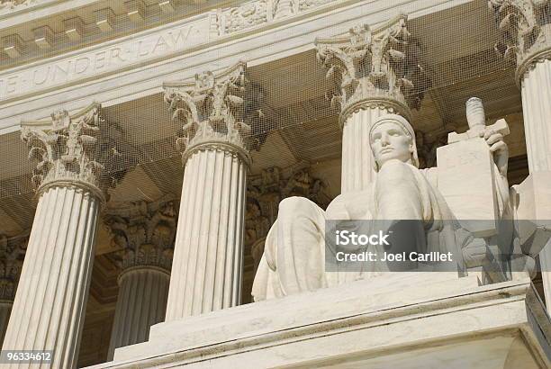 Foto de Estátua No Us Supremo Tribunal e mais fotos de stock de Supremo tribunal - Supremo tribunal, Justiça - Criatura Mítica, Washington DC