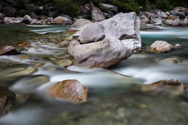 verzasca water flow - tessin imagens e fotografias de stock