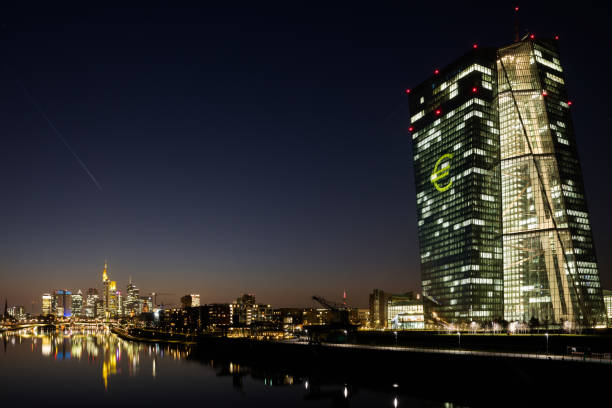 frankfurter skyline mit der europäischen zentralbank und mainhattan civic center - ecb stock-fotos und bilder