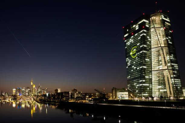 欧州中央銀行と来ておりシビック センターとフランクフルトのスカイライン - frankfurt germany night skyline ストックフォトと画像