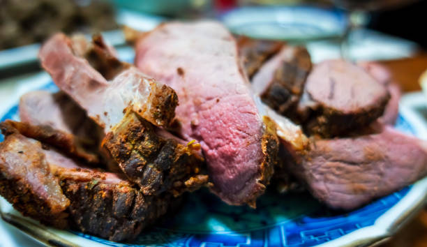 домашнее приготовленное копченое мясо оленины - venison стоковые фото и изображения