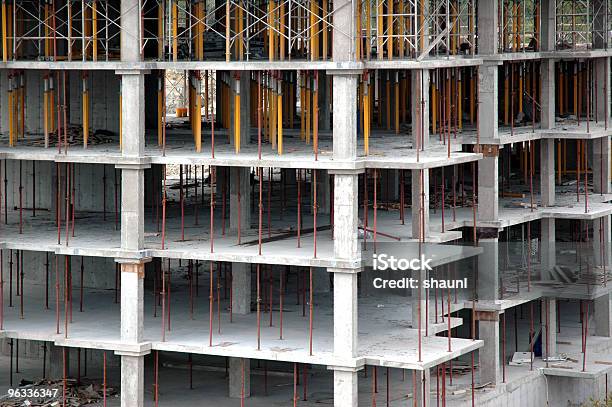 Betonkonstruktion Stockfoto und mehr Bilder von Bauarbeiter - Bauarbeiter, Bürogebäude, Architektonische Säule