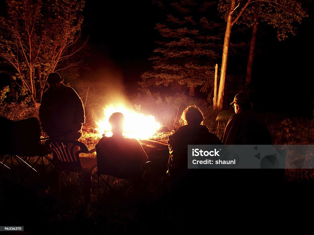 Família ao redor da fogueira - Foto de stock de Fogueira - Fogo ao Ar Livre royalty-free