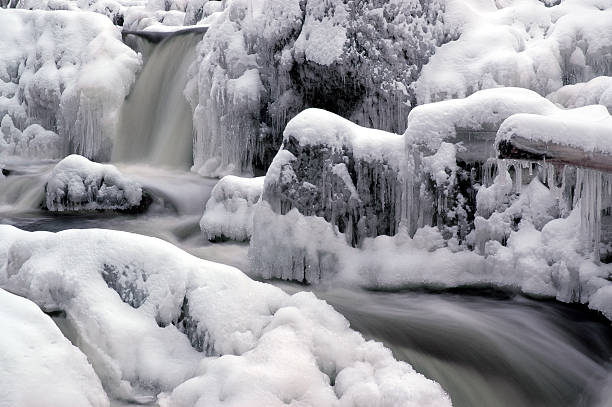 zima strumień - winter stream river snowing zdjęcia i obrazy z banku zdjęć
